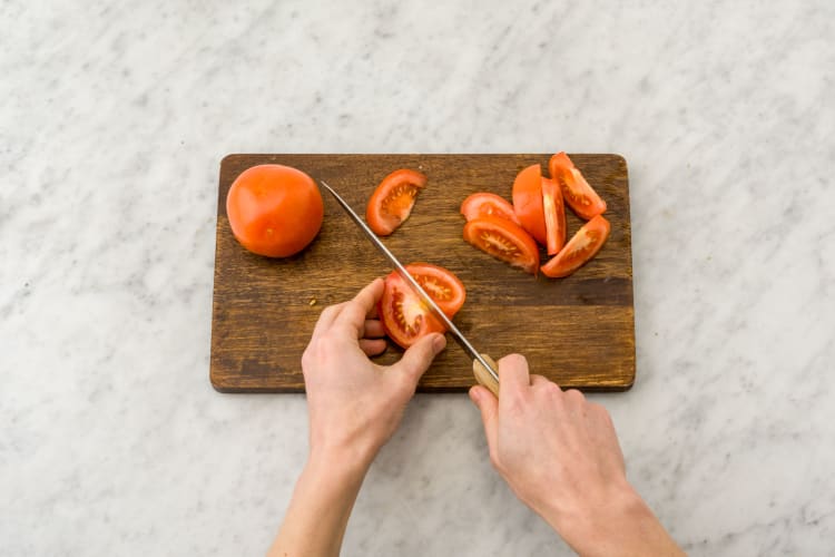 Tomaten in Spalten schneiden