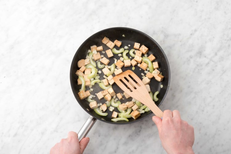 Tofu und Gemüse anbraten