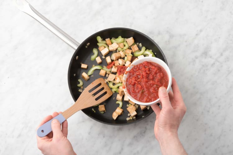 Stückige Tomaten zufügen