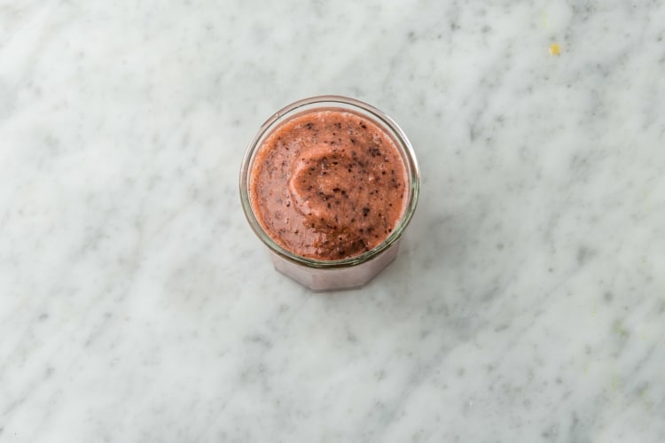 Verdeel de smoothie over 2 hoge glazen.