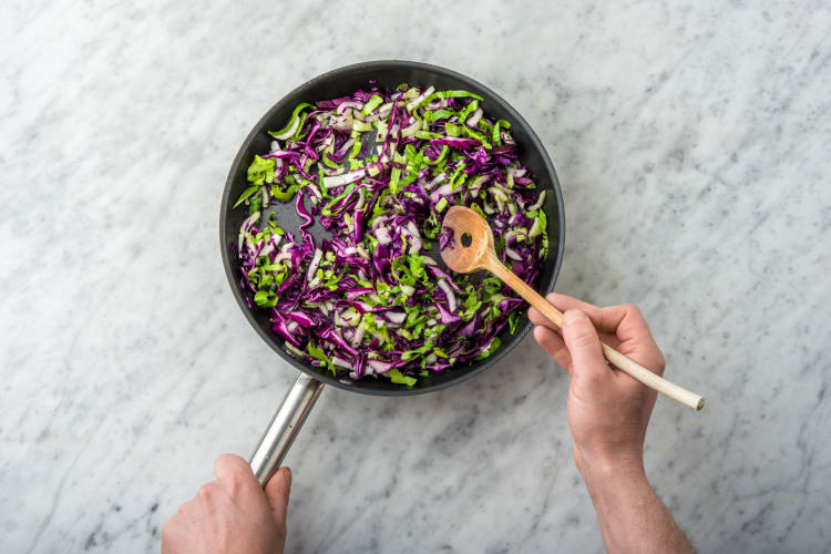 Roerbak de rodekool-paksoimix met de ketjapsaus.