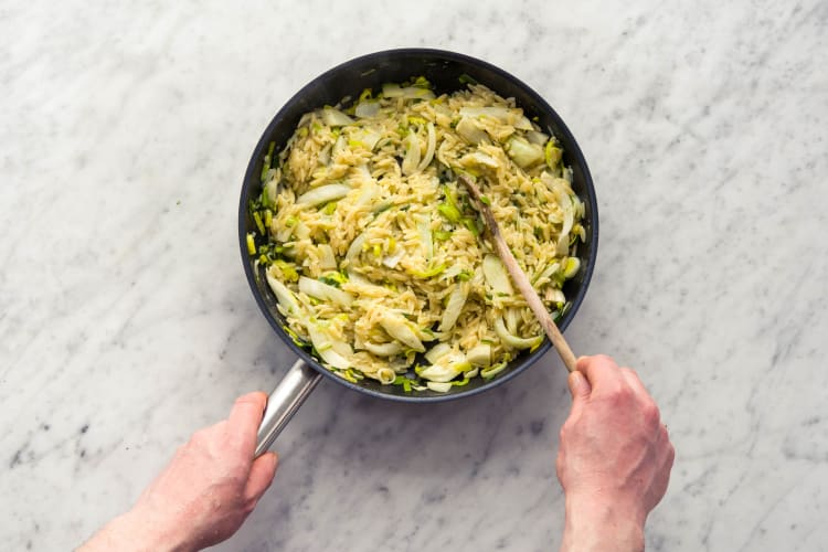 Voeg de orzo toe.