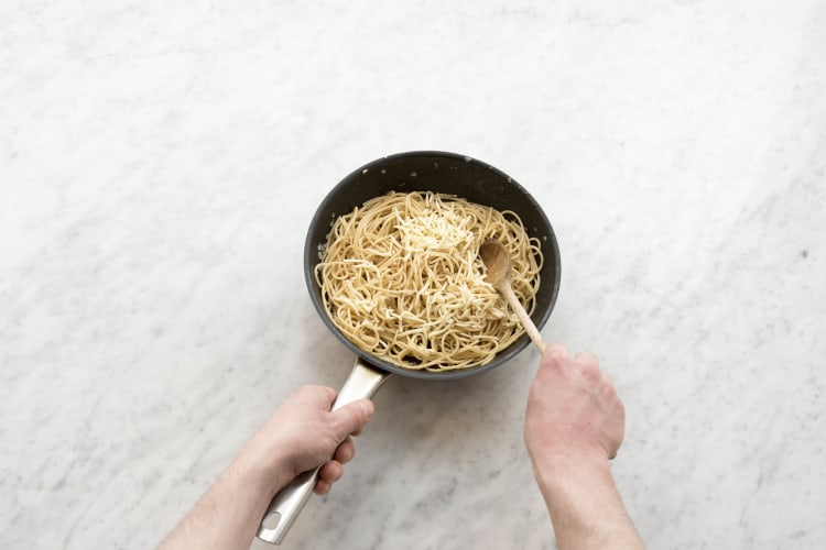 Bak de spagehtti met de groenten en kaas.