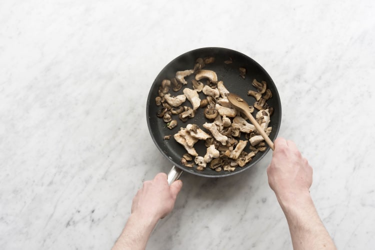 Fleisch und Pilze anbraten