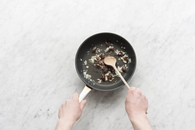 Zwiebel, Knoblauch und Aprikose anbraten