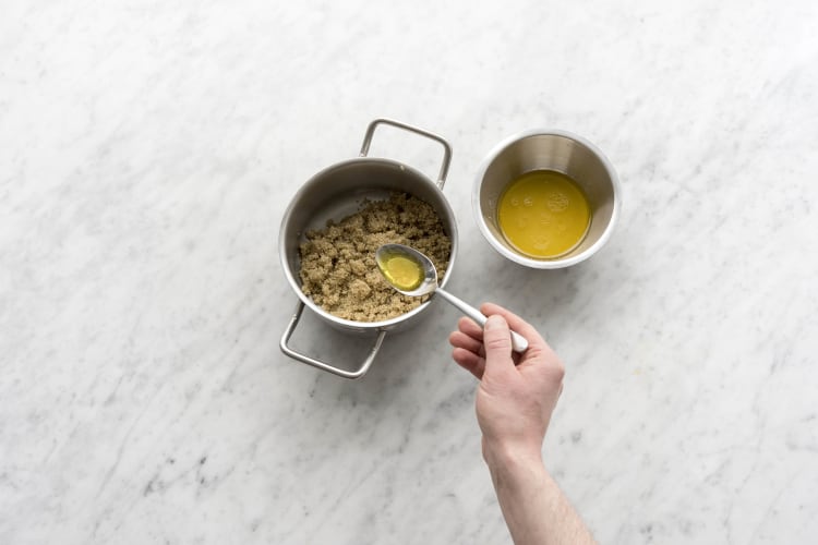 Dressing zum Quinoa geben