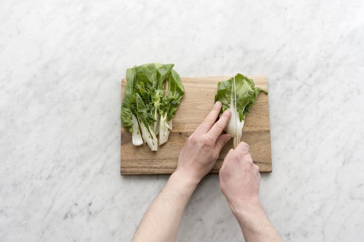 Baby Pak-Choi schneiden