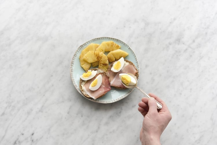 Serveer de beschuiten met ananas, eet smakelijk!