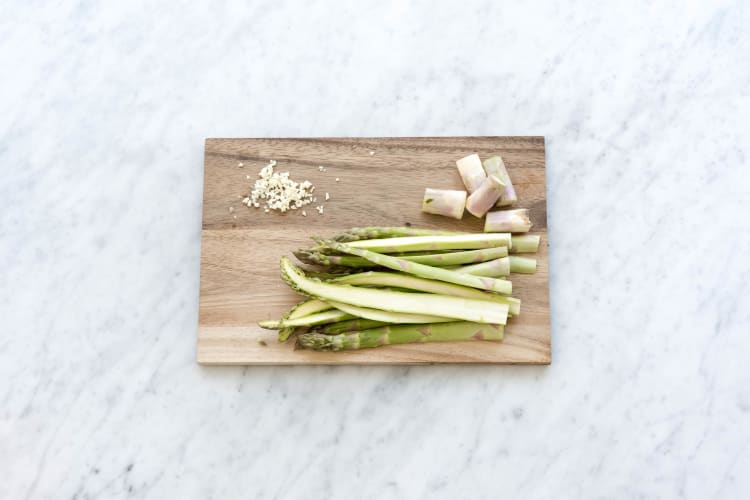 Snijd de asperges in de lengte doormidden.