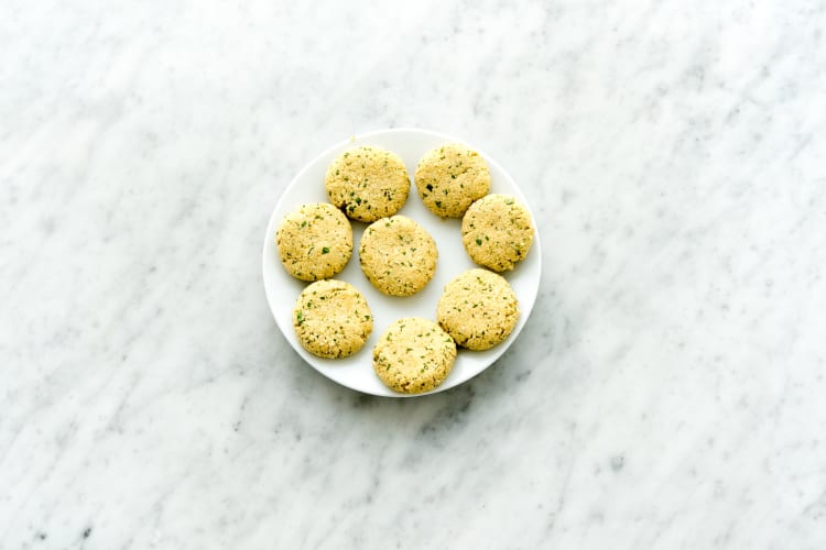 Draai de falafelballetjes.