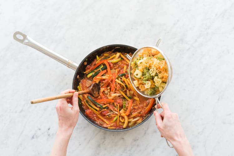 Voeg de beestenboelpasta toe.