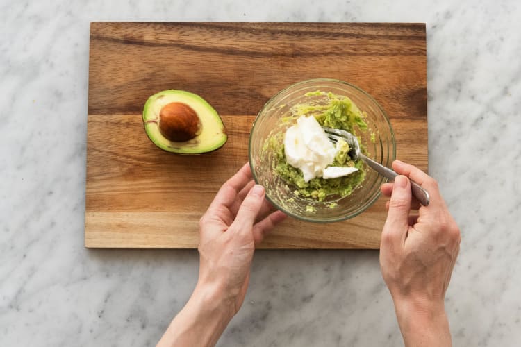 Avocado-Limetten-Creme vorbereiten