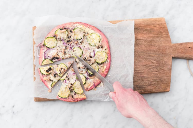 Serveer de pizza, eet smakelijk!