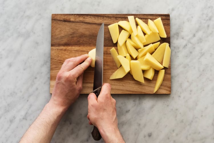 Snijd de aardappels in parten