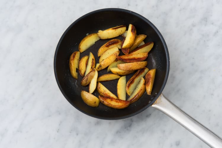 Bak de aardappelen.