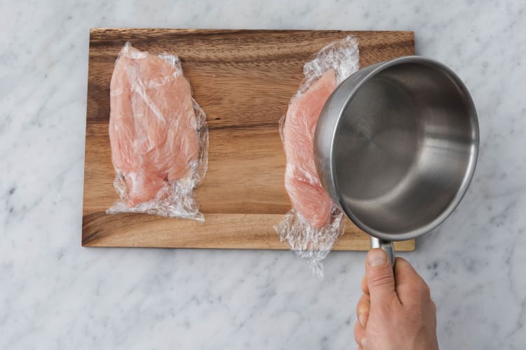 Sla de kipfilets plat met een koekenpan.