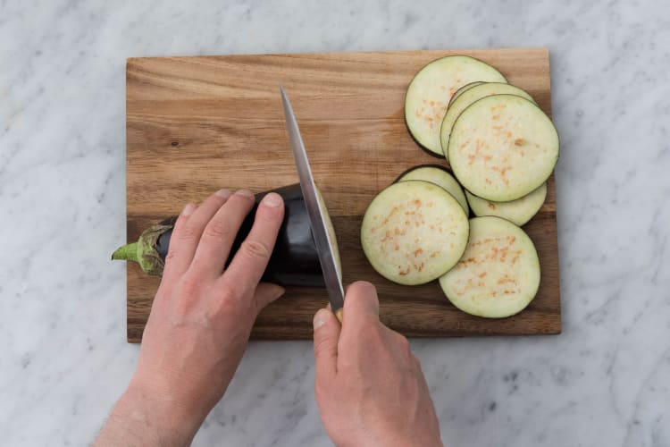Snijd de aubergine in plakken.