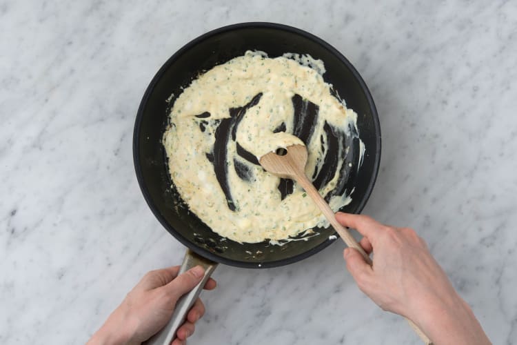 Roer de crème fraîche door de pan.