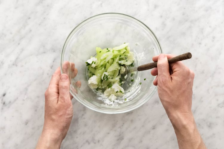 Gurkensalat vorbereiten