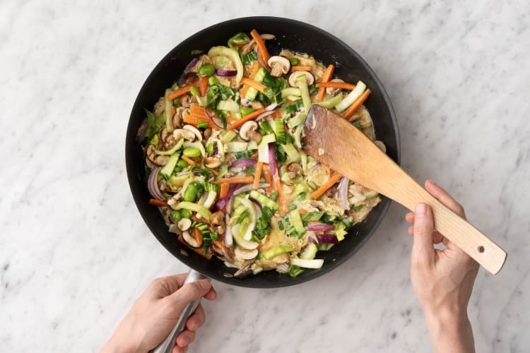 Giet het ei-groenten mengsel in de pan.