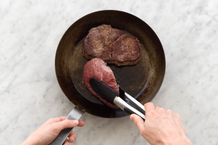 Steaks anbraten
