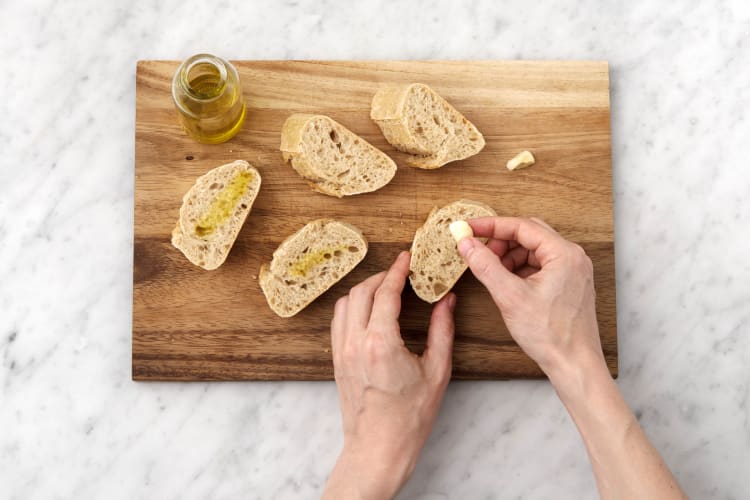 Meng de knoflook met de stukjes baguette.