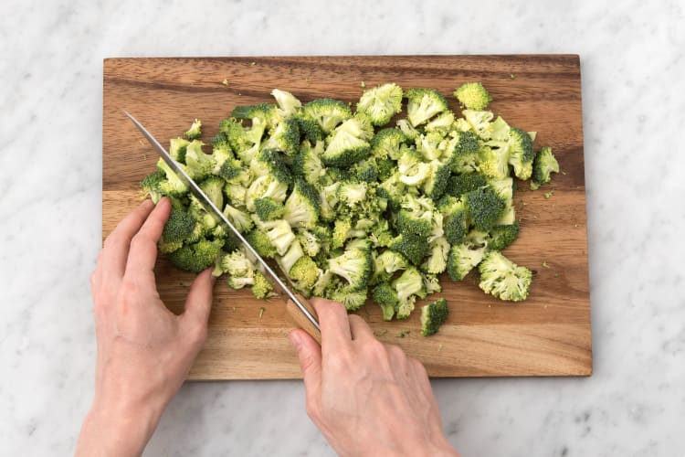 Snijd de broccoli in roosjes.