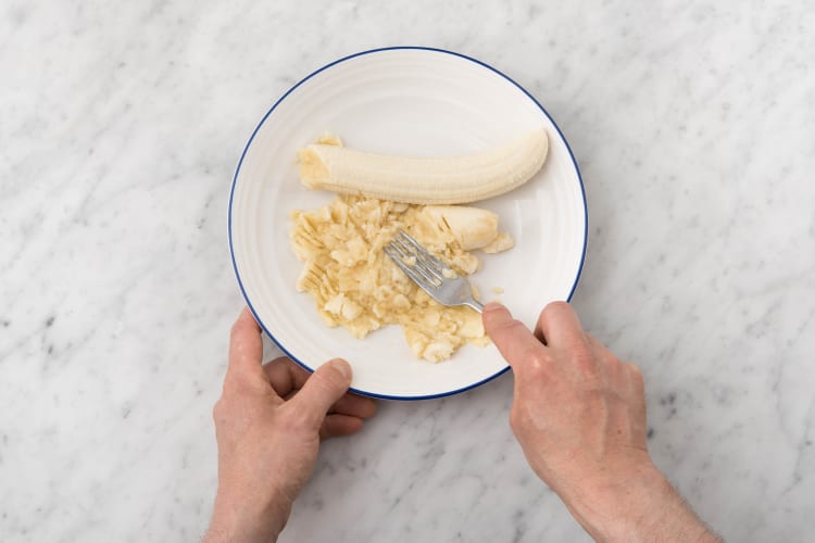 Prak de banaan met een vork.