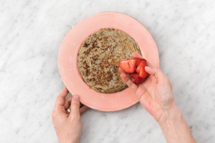 Verdeel de aardbeien over de pannenkoeken.