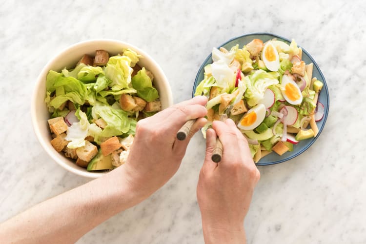 Verdeel de salade over de borden, eet smakelijk!