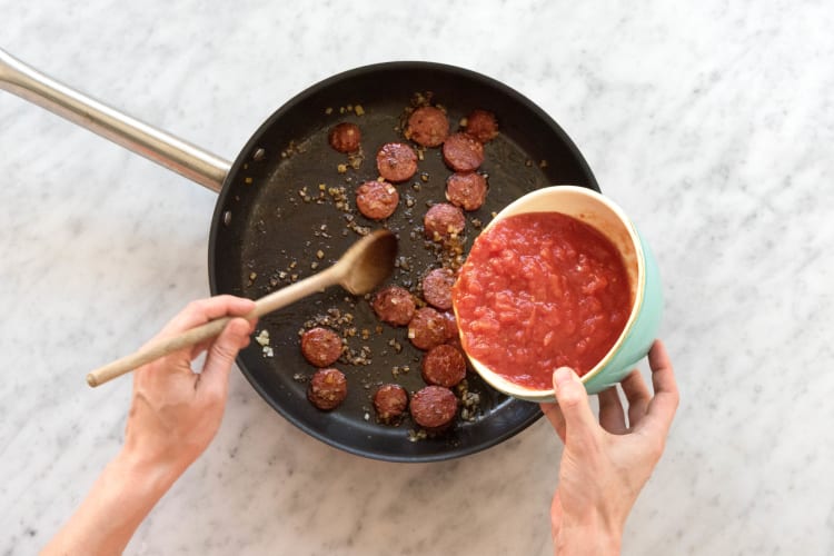 Stückige Tomaten zufügen