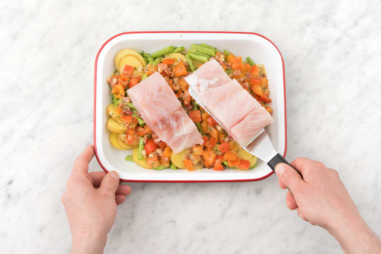 Leg de victoriabaars op de groenten en saus
