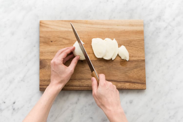 Mozzarella in Scheiben schneiden