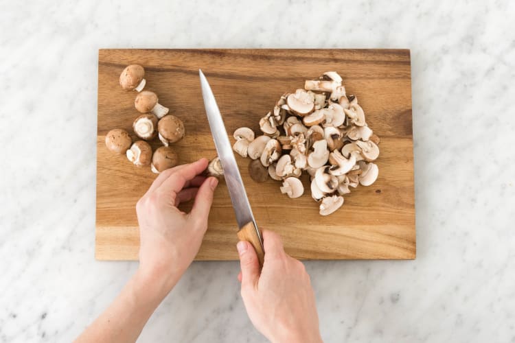 Champignons in Scheiben schneiden