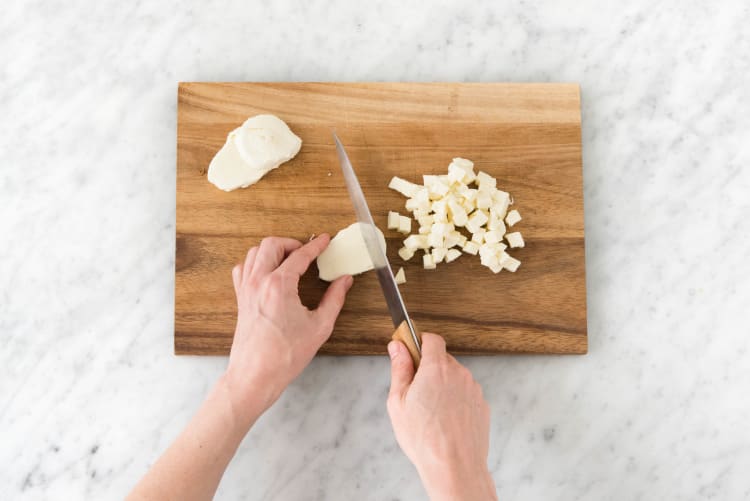 Mozzarella würfeln
