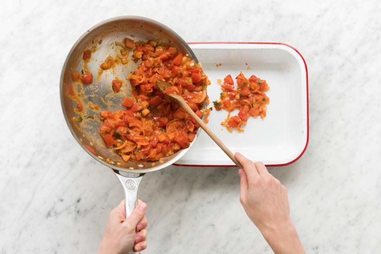 Tomatenragout umfüllen