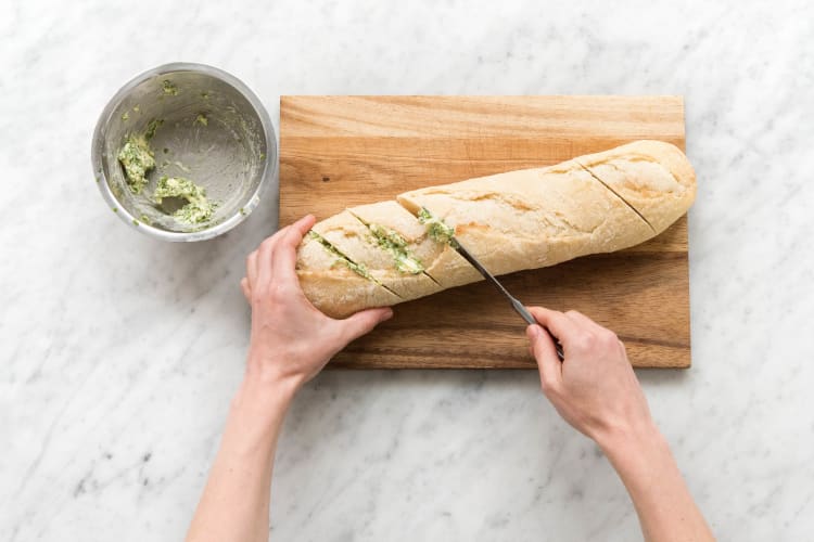 Kräuterbaguette vorbereiten
