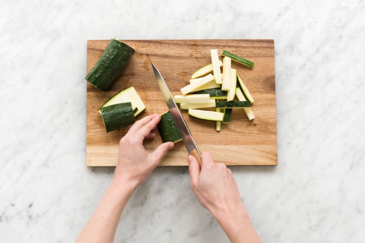 Zucchini in Streifen schneiden