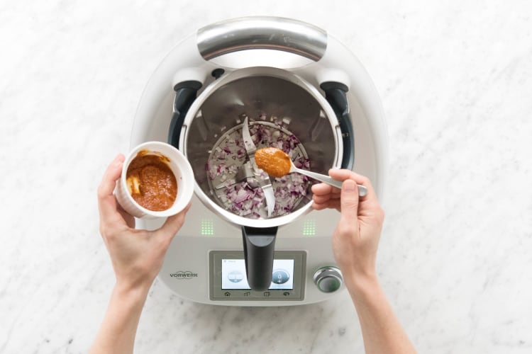 Tandoori-Paste hinzugeben