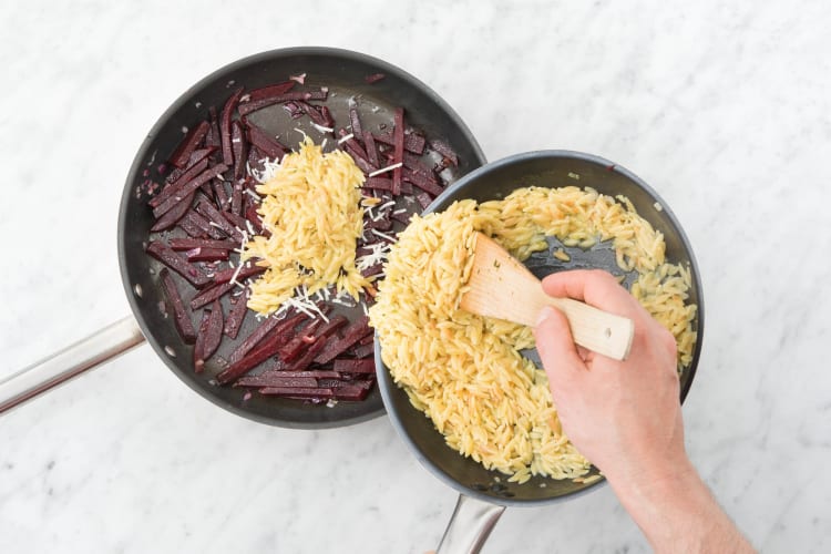 Voeg de orzo toe aan de rode biet.