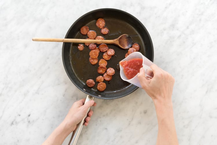 Stückige Tomaten zufügen