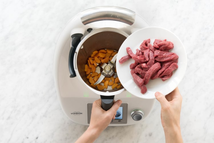 Rinderstreifen in den Mixtopf geben