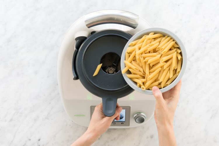 Penne in den Mixtopf geben