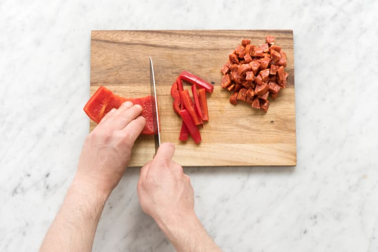 Paprika in ca. 1 cm dicke Streifen schneiden