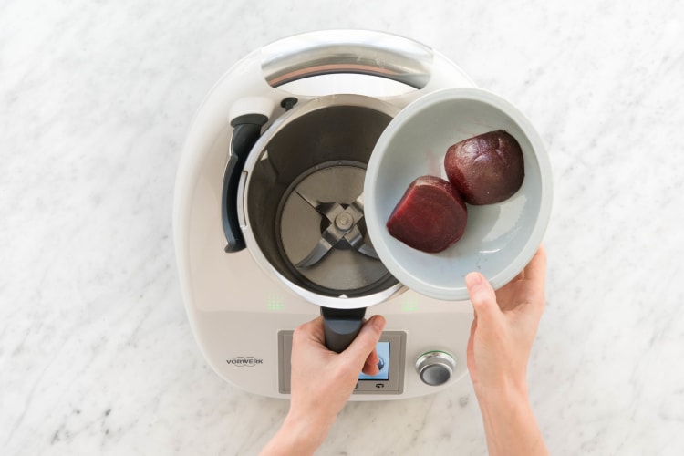 Rote Bete in den Mixtopf geben