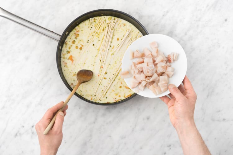 Voeg de koolvisfilet toe aan de pan.