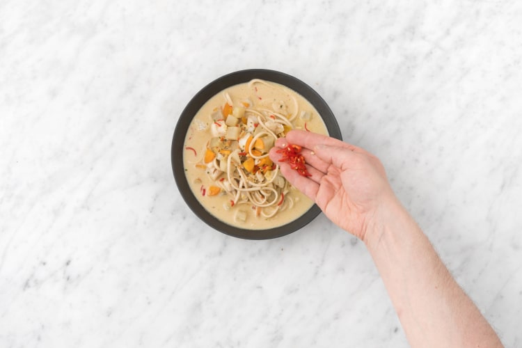 Garneer de soep met de rode peper, eet smakelijk!