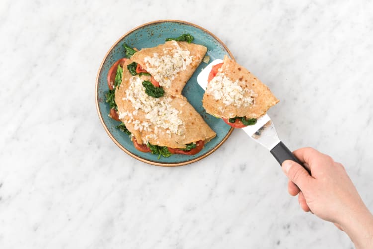 Schep met een spatel de pannenkoeken op de borden, eet smakelijk!