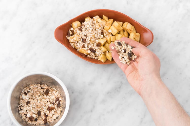 Bestrooi het appelmengsel met muesli.