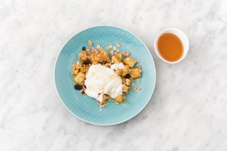 Serveer met de yoghurt en de overige honing